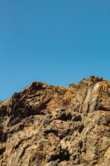 costa piedra playa barcelona cadaqu&eacute;s  mar mediterr&aacute;neo pueblo arena agua azul marr&oacute;n cielo personas verano