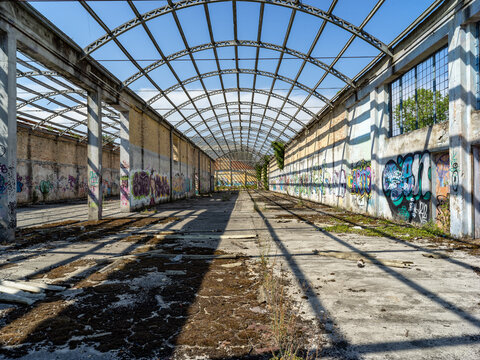 Architettura d'interno di un vecchio edificio industriale abbandonato