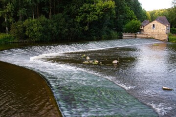 Barrage et lit de rivière