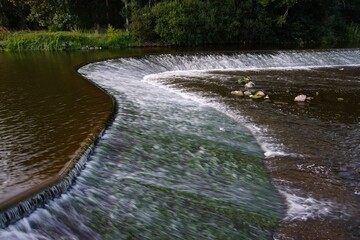 Barrage et lit de rivière