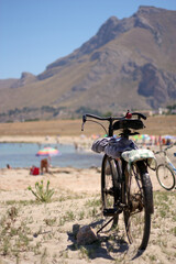 Fototapeta na wymiar Andare in spiaggia in bici
