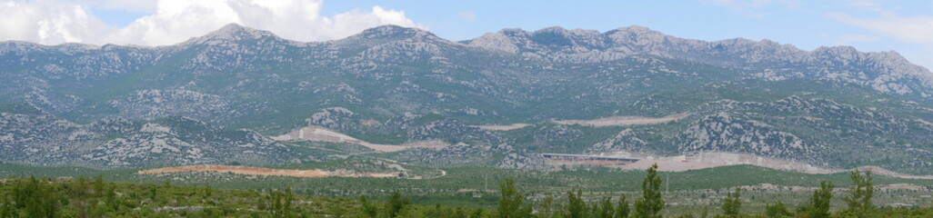 Fototapeta premium Panoramaaufnahme des Velebit Gebirges in der Küstenregion Dalmatiens, Kroatien