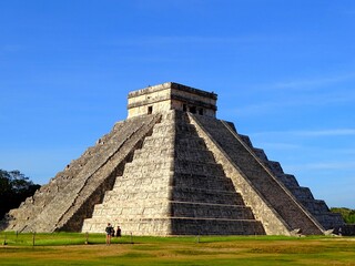 Fototapeta na wymiar Mexico, Yucatan, Pre-Hispanic city of Chichen Itza, El Castillo (Kukulcan pyramid)
