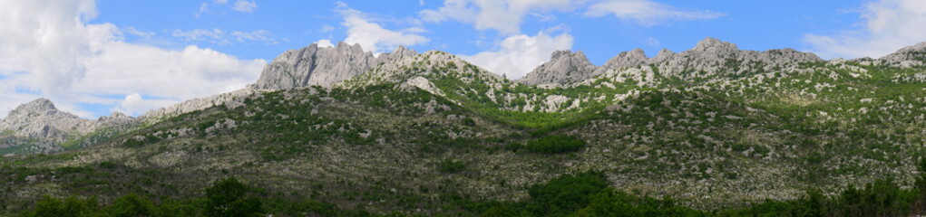 Fototapeta na wymiar Panoramaaufnahme des Velebit Gebirges in der Küstenregion Dalmatiens, Kroatien