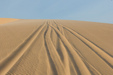 Fototapeta premium Car tire traces on sand dunes in Vietnam