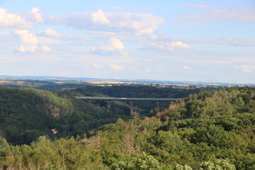 Blick auf die Autobahnbrücke von Siebenlehn in Sachsen im Sommer