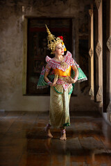 Obraz premium Beautiful Thai young woman portrait in Kinnaree traditional dress costume Art culture Thailand Dancing in masked khon Kinnaree in literature amayana, thailand culture Khon, Ayuttaya, Thailand .
