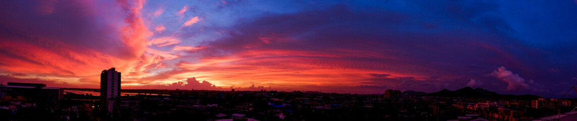Obraz premium Panoramic Sunset over city