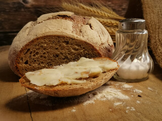 Brot aufgeschnitten auf Holzbrett