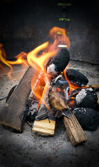 Grillfeuer mit Kohle und Holz