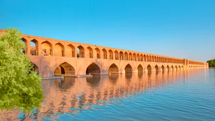 Acrylglas douchewanden met foto Khaju Brug Niet-geïdentificeerde Iraanse familie die rust in de oude Khaju-brug, (Pol-e Khaju) -Isfahan, Iran