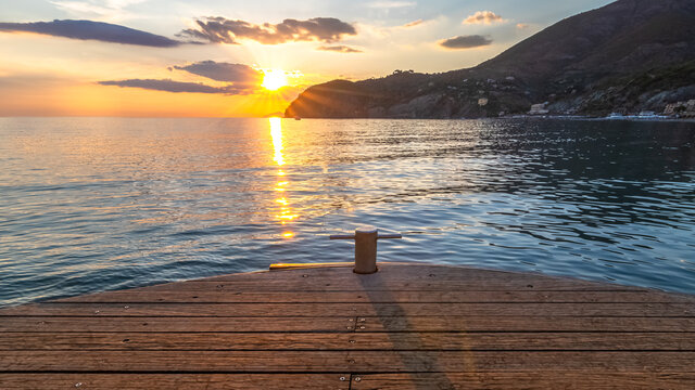 Coucher de soleil sur la plage de Levanto, Ligurie, Italie. Village de p&ecirc;cheurs &agrave; proximit&eacute; des Cinque terre.