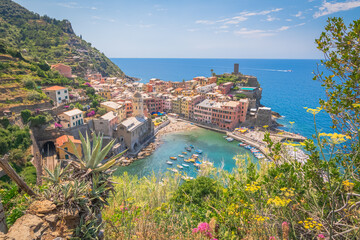 Naklejka premium Port de Vernazza, vue depuis le sentier de randonnée, village des Cinque terre inscrit au patrimoine mondial de l'Unesco. Village coloré d'Italie.