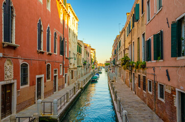Fototapeta na wymiar Small canal at Sunset with colourfoul houses - Venice, Venezia, Italy