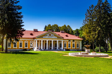 Fototapeta na wymiar A beautiful and picturesque palace in Samchiky. Travel by Ukraine..