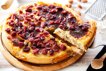 Torta de banano con arándanos porcionada