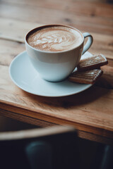 Flatwhite, espresso, cappuccino im Café aus der Tasse trinken professionell zubereitet mood Kaffeesüchtig Frühstück