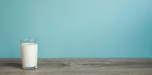 A glass of milk on the table. テーブルの上のグラス一杯の牛乳