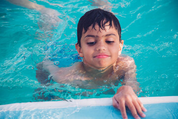 Fototapeta na wymiar boy swimming in pool
