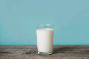 A glass of milk on the table. テーブルの上のグラス一杯の牛乳