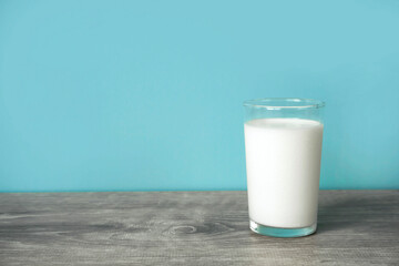 A glass of milk on the table. テーブルの上のグラス一杯の牛乳