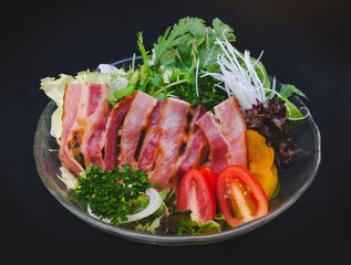 Fresh vegetable salad and bacon.