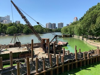 Fototapeta na wymiar Barge de chantier sur un canal à Suzhou, Chine 