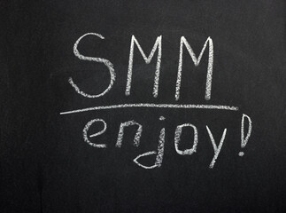 Obraz premium The inscription on the chalk board SMM and enjoy. Promotion of goods on the Internet