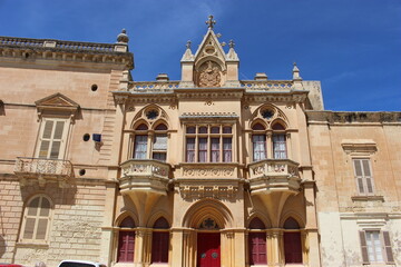 Fototapeta na wymiar Architecture gothique place Saint-Paul à Mdina (Rabat, Malte) 1