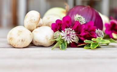 Obraz na płótnie Canvas Fresh organic produce arranged in artistic table centrepiece for harvest dinner