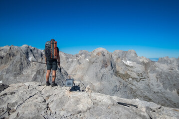 Un monta&ntilde;ero observa el "Picu Urriellu" desde la cercana cima de Pe&ntilde;a Castil. Dos imponentes monta&ntilde;as de m&aacute;s de 2400 m de altitud.