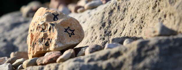 Steine zum Gedenken an die deportierten Juden auf dem Umschlagplatz in Warschau 