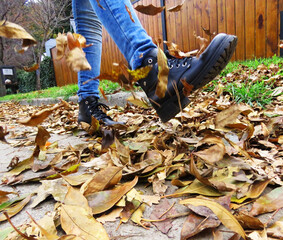 patear hojas en el otoño