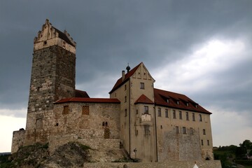 Fototapeta na wymiar Burg Katzenstein, castel below dark thunderstorm cloud
