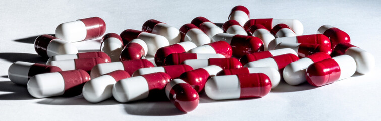 Comprimidos coloridos espalhados na mesa