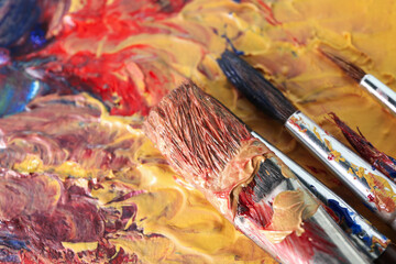 Obraz premium Abstract colorful artwork and brushes, closeup view