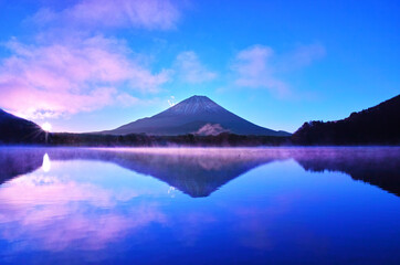 Fototapeta premium 晩秋の日の出を迎えた精進湖。気嵐が立ち上る湖面と富士山 
