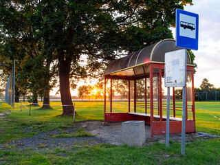 Przystanek autobusowy. Zachód słońca.