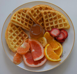 Los waffles con miel y frutas de estación son los preferidos para el desayuno de los mas jóvenes

