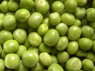 Green color whole raw peas
