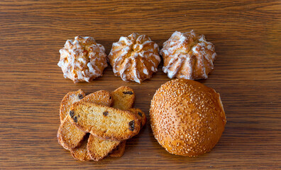 Rusks, gingerbread and a bun on the table.