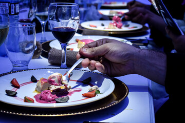 Mano tomando comida de manera elegante