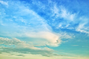 Obraz premium Clouds and clear blue skies in the morning