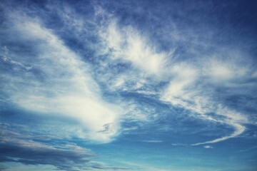 Fototapeta na wymiar Clouds and clear blue skies in the morning