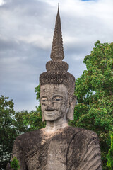 Obraz premium The background of the important religious sites in Nong Khai Province of Thailand (Sala Keo Kou) has Buddha images, statues, sculptures and history for tourists to study while traveling.