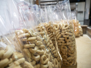 taralli fatti a mano in un panificio pugliese