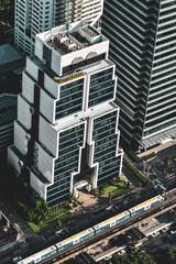 Edificio con forma de robot de la ciudad de Bangkok de color azul y blanco