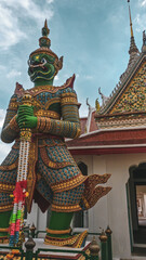 Templo Wat Arun y sus guardianes de gran tamaño