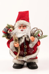 Papa Noel con regalos sobre fondo blanco 
