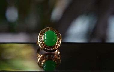 Gold ring
Decorated with green jade